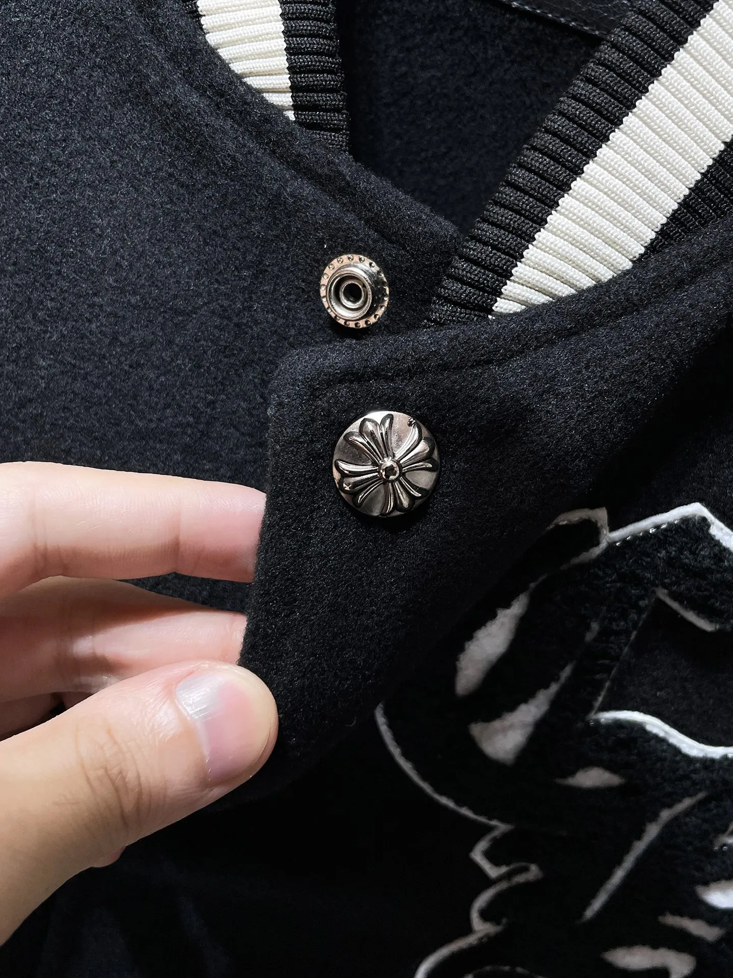 P436 Chrome Hearts 🍁Winter clothing is here🍁 Sanskrit Angry Birds woolen leather sleeves spliced ​​with baseball embroidery cotton jacket, heavy embroidery ➕ both sleeves and the whole leather. Counter synchronization, heavy industry! ! Customized woolen fabric, silk lining, customized hardware, not the ordinary version on the market! ! 🌈Recommended color: black and white color matching🌈Code number: S, M, L, XL